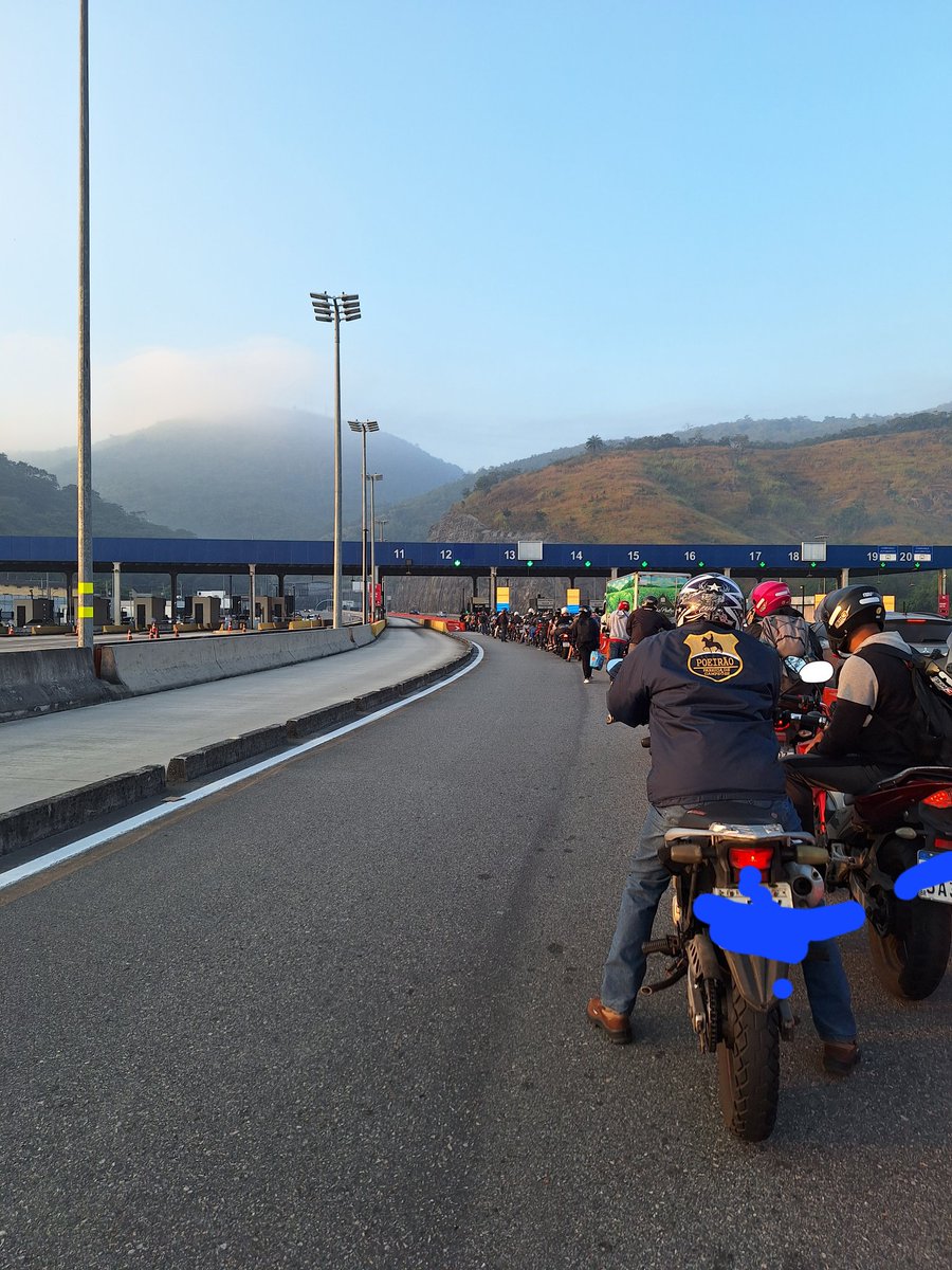 Falta de respeito.... nem papa fila tem....perde mais temp no pedágio que no trajeto <a href="/ViaRioo/">ViaRio</a>