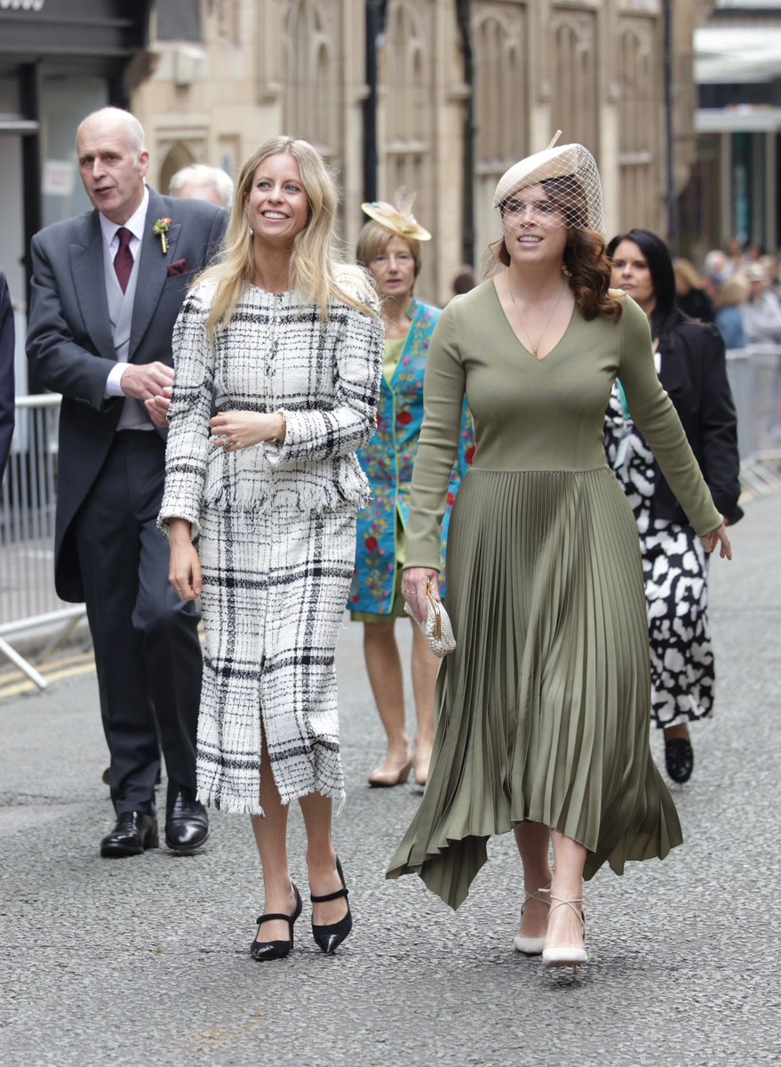 Princess Eugenie has walked down to the cathedral and looking very glam in  an olive green dress and cream hat. Photo copyright @sean_hansford  @MENnewsdesk
