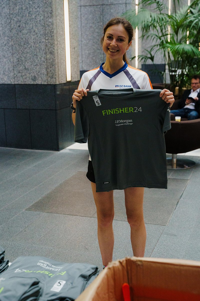 dzbank's tweet photo. Sportlicher Erfolg bei der #JPMCC 2024 🏁. 413 DZ BANKer gingen dieses Jahr in #Frankfurt an den Start! Nach geschafften 5,6 Kilometern wurde gemeinsam mit den Supportern bis in die späten Abendstunden gefeiert! 🎉 #JPMorganCorporateChallenge https://t.co/MgEgfyI65E