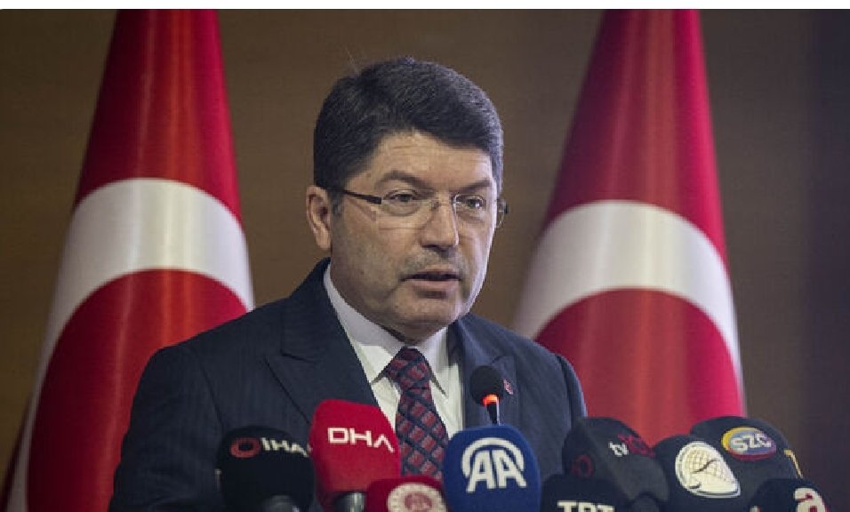 gerek_gercek's tweet photo. #Sondakika
 Adalet Bakanı Yılmaz Tunç'tan 'AYM' kararlarına ilişkin açıklama:

"Cumhurbaşkanı'nın atamalara ilişkin bir yetki tartışması yok. KHK ile çakışan durumların Meclis tarafından kanun ile düzenlenmesine ilişkin bir karadır." #GerçekHaber https://t.co/86Zwq6TMbF
