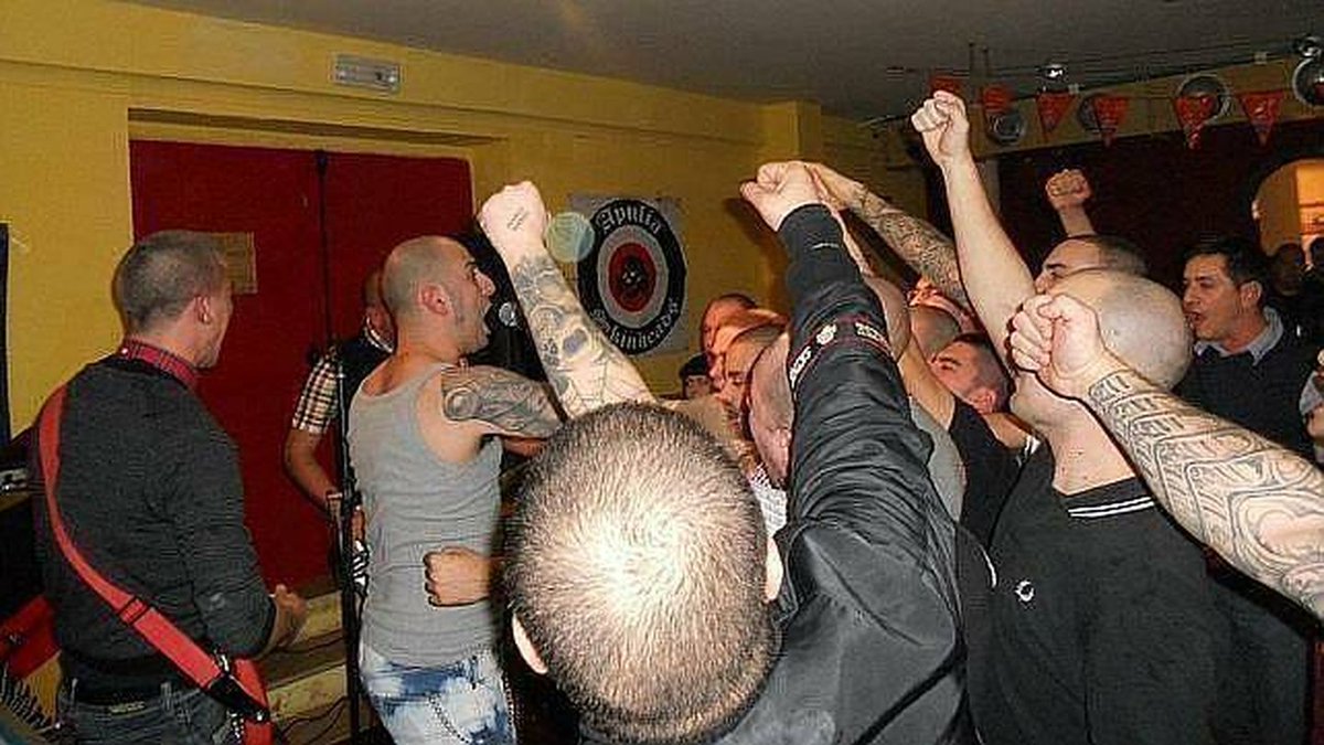 BORJA VILLACÍS Y EL FRAY LUIS DE LEÓN

Borja Villacís y Sergio Rodríguez Moreno, el "Chopi", dos conocidos neonazis que acaban de fallecer en circunstancias bastante turbias, estudiaron en el Fray Luis de León, un colegio de padres reparadores situado en el centro de Madrid. Yo