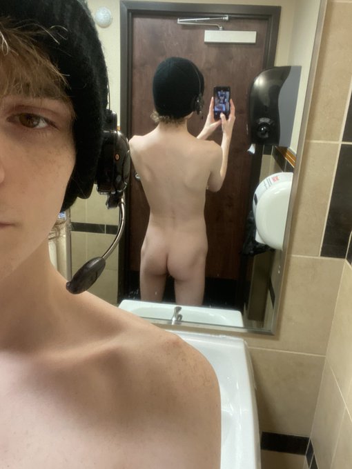 i&rsquo;ll only take ur order if you suck me off https://t.co/SYmvfDLEqU