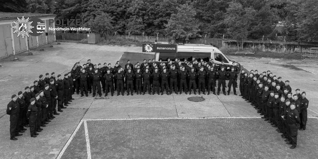 polizei_nrw_w's tweet image. Trauer, Fassungslosigkeit, Wut – die Gefühle, die der feige Messerangriff auf Rouven L., den in der vergangenen Woche in #Mannheim getöteten Kollegen der Polizei Baden-Württemberg, ausgelöst hat, sind nur schwierig zu beschreiben und zu begreifen. (1/3) #einervonuns