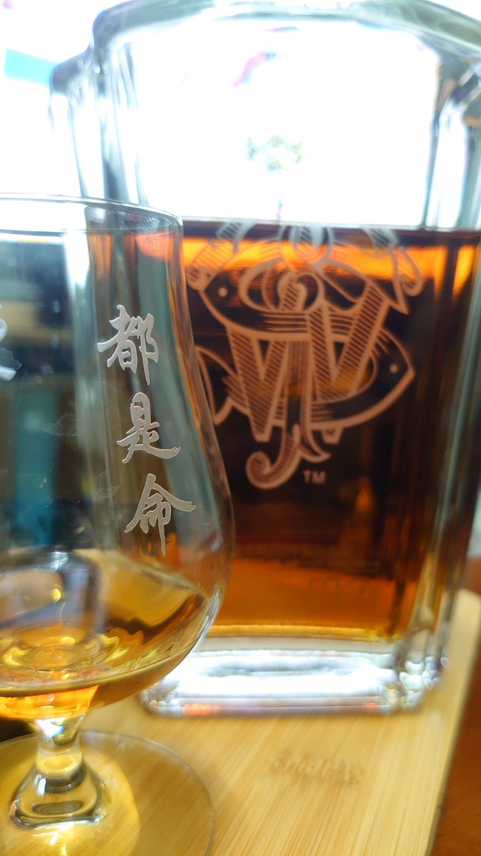 ProjectYuan's tweet photo. 哥，不风流更不下流
只是许多东西要人陪
拿起杯，要酒来陪
端起酒，要妹来陪
捧起妹，要歌来陪
#酒徒行者之艺界人生 https://t.co/KliUjG9wKX