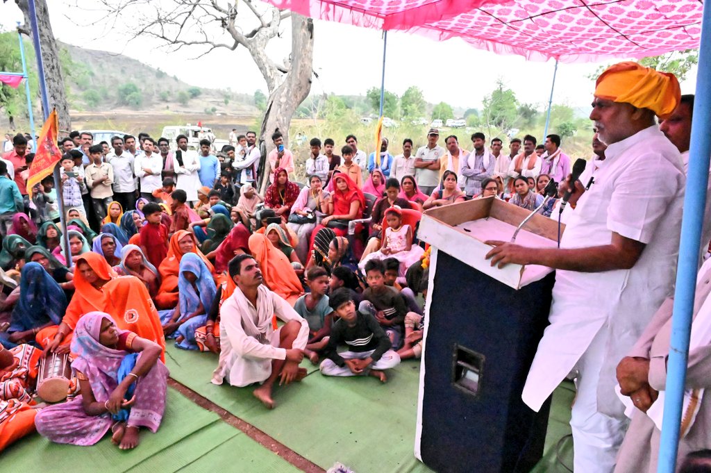 सुनार नदी के उद्गम स्थल खेरा की पहाड़ी, ग्राम घाना तह केसली में #जलगंगाअभियान के तहत पूजन, वृक्षारोपण और जनसंवाद किया।
संतान को जन्म से और नदियों को उद्गम से संभालने पर ही इनका भविष्य उज्जवल होगा।
नदियों को उद्गम से पुनर्जीवित करने और उनके अविरल प्रवाह के लिए कोशिश शुरू हुई है।