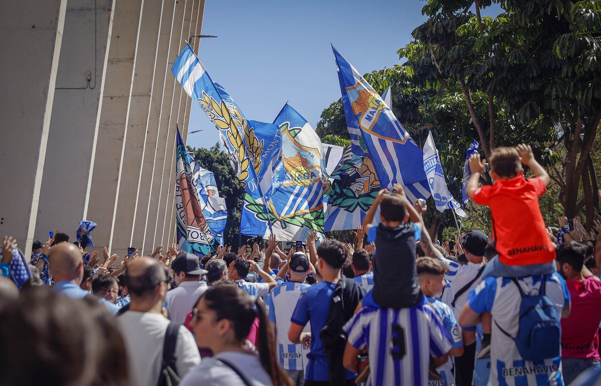 MalagaCF's tweet photo. ¡Una previa 𝗘𝗦𝗣𝗘𝗖𝗧𝗔𝗖𝗨𝗟𝗔𝗥 para el #MálagaCeltaFortuna! 🔥

🙌 Recibimiento al equipo (17:30h)
⬜️ Mosaico de Olin Group 🟦
👕 #PonteLaBlanquiazul 
🏳️ #MálagaPorBandera

🔗 https://t.co/tezYFWyz6B

¡Juntos somos invencibles! ¡Vamos, Málaga! 💙 https://t.co/DV69jo0IZ3