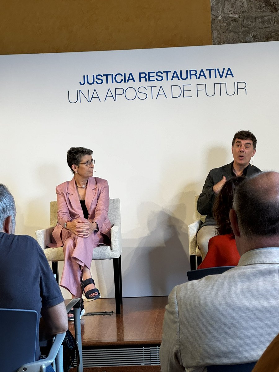 Porque las víctimas ( todas) no tienen derecho a ser escuchadas? El reto de superar el paternalismo como sociedad y enfocar en políticas públicas reales de acceso a la justicia . Escuchando en la jornada de #justicia #restaurativa <a href="/justiciacat/">Justícia</a> a Carme Guil y Eduardo Santos
