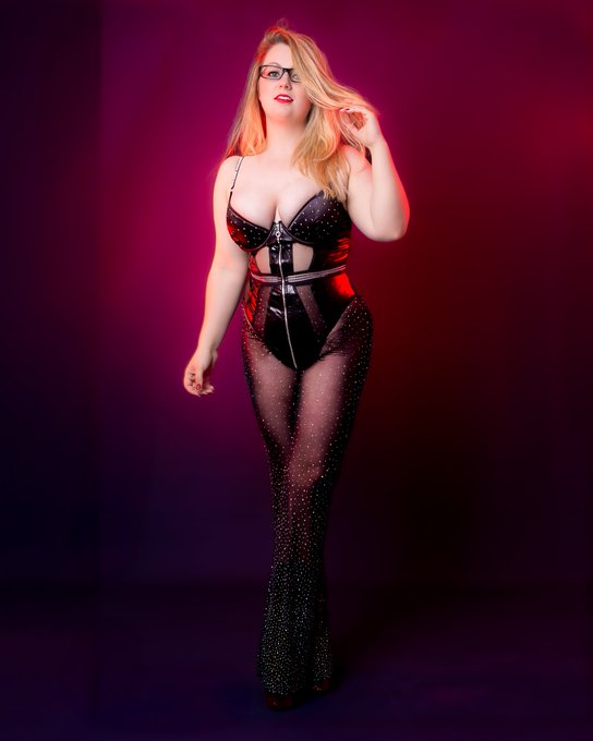 It's Friday!!!!! Can't wait to go on my spa day tomorrow 😉 what are you up to this weekend? 🤔  #nylonfetısh<a href="/tag/queen"class="tags"><span>#queen</span></a><a href="/tag/goddess"class="tags"><span>#goddess</span></a><a href="/tag/blonde"class="tags"><span>#blonde</span></a><a href="/tag/domme"class="tags"><span>#domme</span></a><a href="/tag/nylonfet%C4%B1sh"class="tags"><span>#nylonfetısh</span></a>