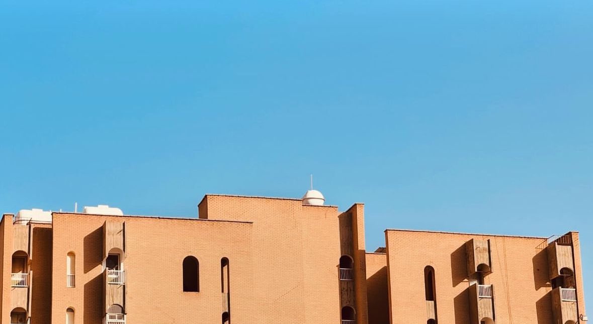 رفعت الجادرجي معماري عراقي راحل قدير يتميز بتصميمه الراقي و استعماله عناصر معمارية مميزة يمكن التعرف عليها دائما. ينتمي هذا المبنى، مثل العديد من المباني الأخرى في الكويت، إلى حقبة العصر الذهبي في الكويت.إن وجود مبنى مصمم من قبل مهندس معماري رائد مثل رفعت الجادرجي يجب أن يحظى