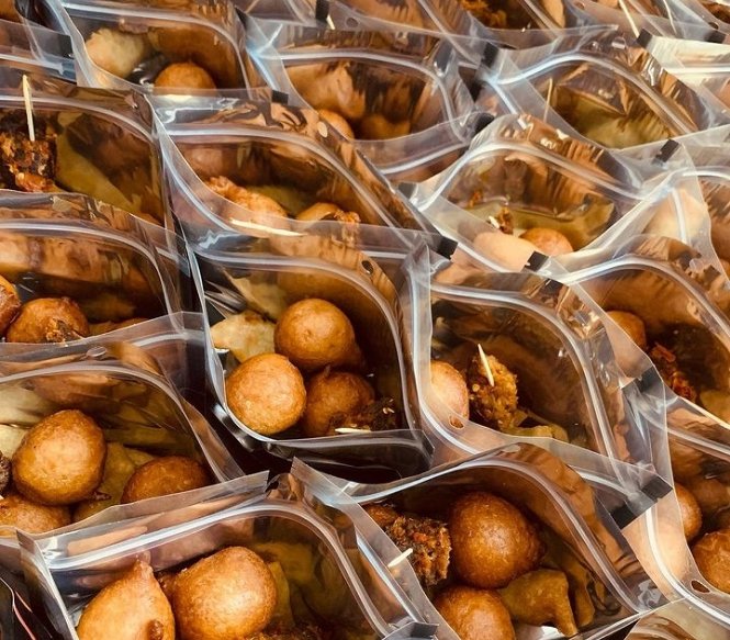 BToastabuja's tweet photo. Have you tasted a nice small chops today?
 1 samosa 
1 spring roll 
1 beef 
4 puff puff 
1200
#abujatwittercommunity 
#abujasmallchop 
#smallchop 
#abujabaker https://t.co/3bObYMEtqb