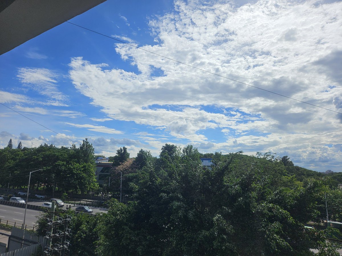 yoursarijit's tweet image. #theme_pic_india_clouds 
Cloud view from my office just now