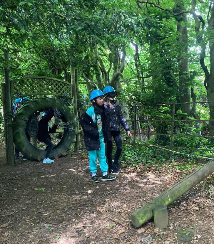 Lakeside_school's tweet photo. Last group for the night line activity - tram@work and good communication. @CliffeHouse #teamwork #goodcommunication https://t.co/LEmqQgkyZr