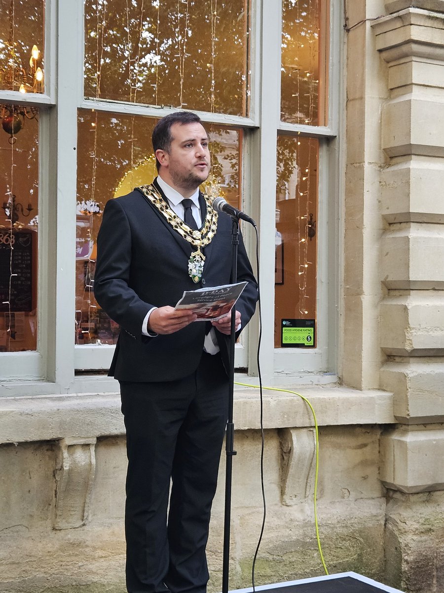 MayorWitney's tweet photo. Thank you to all who joined us to mark #DDay80 at the Corn Exchange last night, with a profoundly moving service attended by some who were there in Normandy in 1944.

Particular thanks too to @Official2120, the Army Cadets, @WitneyTownBand and our readers and speakers. https://t.co/7IeLZgDLJ1