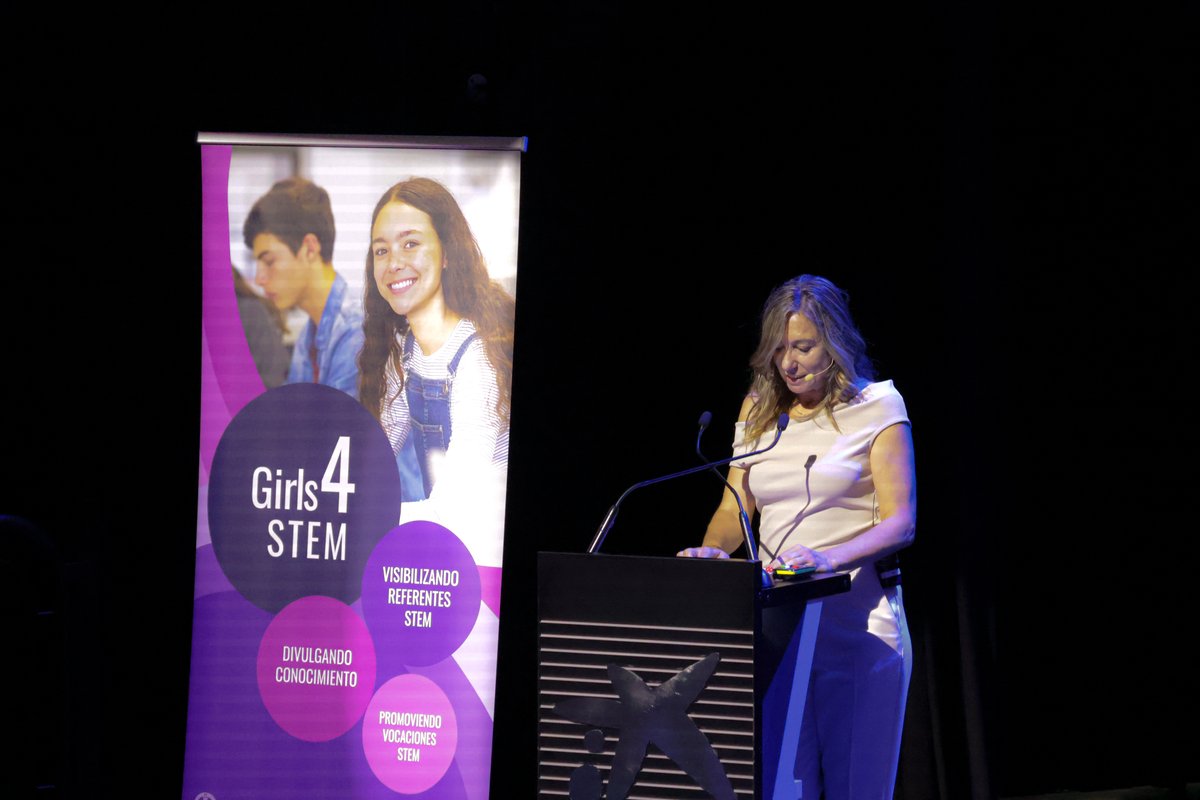 Girls4STEMVLC's tweet photo. - Xaro Benavent García presentant l'esdeveniment
- Silvia Martínez Gallego, Vicerectora d'Igualtat, Diversitat i Polítiques Inclusives de la Universitat de València.
- Silvia Rueda Pascual, fundadora i ambaixadora Girls4STEM
#Girls4STEM #DonesSTEM #MujeresSTEM @ETSEUV @igualtatUV https://t.co/PyJX0Pge3a