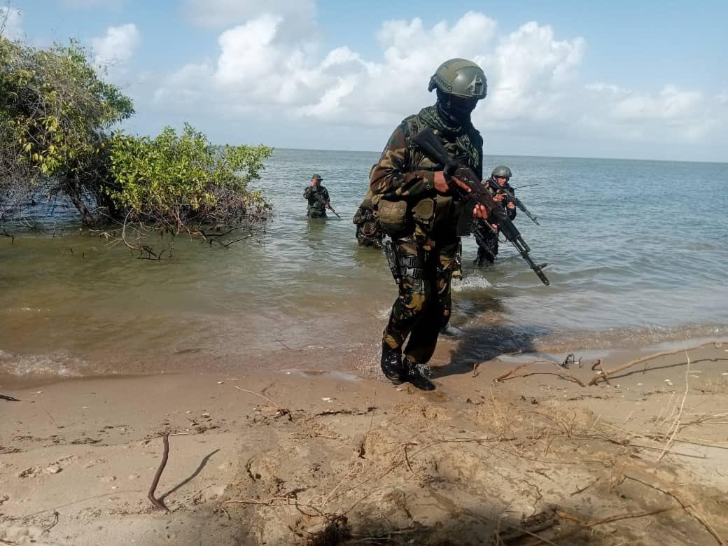 Redi_andes's tweet photo. #FANB en defensa de nuestra soberanía se encuentra desplegada efectuando patrullajes en las costas orientales, en la lucha contra en narcotráfico y contrabando. 
Venezuela es territorio de paz ! 

#IntegrarEsVencer https://t.co/ErLCDPYnxn