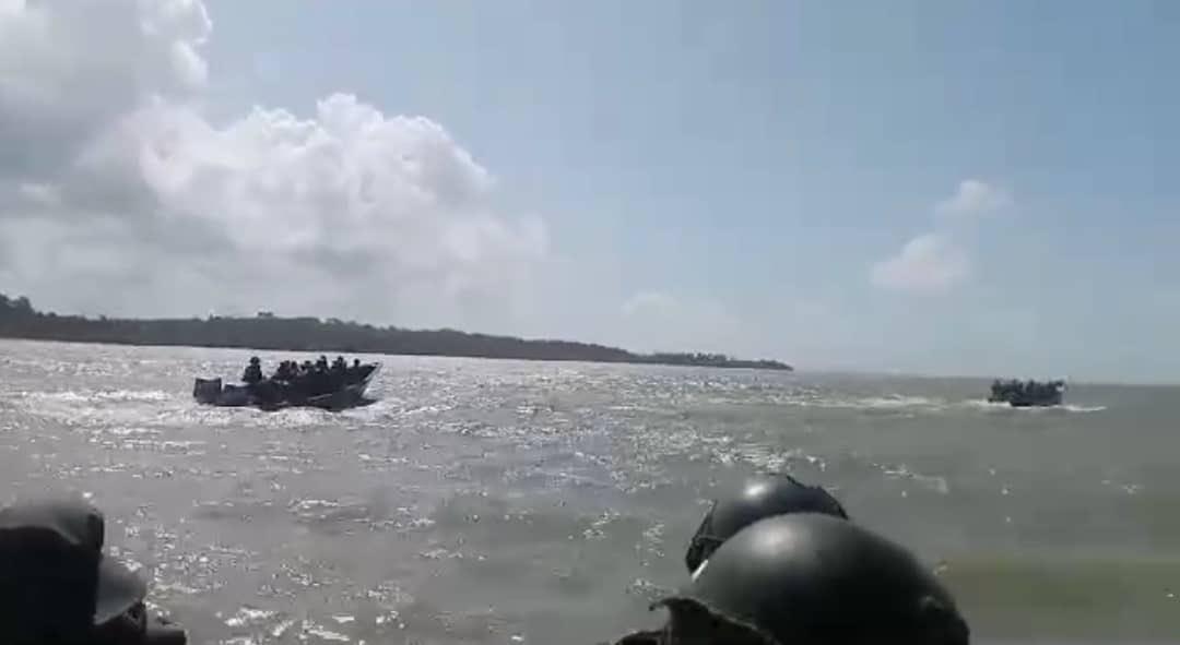 #FANB en defensa de nuestra soberanía se encuentra desplegada efectuando patrullajes en las costas orientales, en la lucha contra en narcotráfico y contrabando. 
Venezuela es territorio de paz ! 

#IntegrarEsVencer