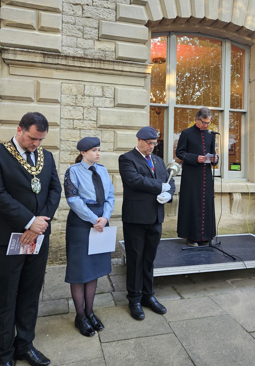 MayorWitney's tweet photo. Thank you to all who joined us to mark #DDay80 at the Corn Exchange last night, with a profoundly moving service attended by some who were there in Normandy in 1944.

Particular thanks too to @Official2120, the Army Cadets, @WitneyTownBand and our readers and speakers. https://t.co/7IeLZgDLJ1
