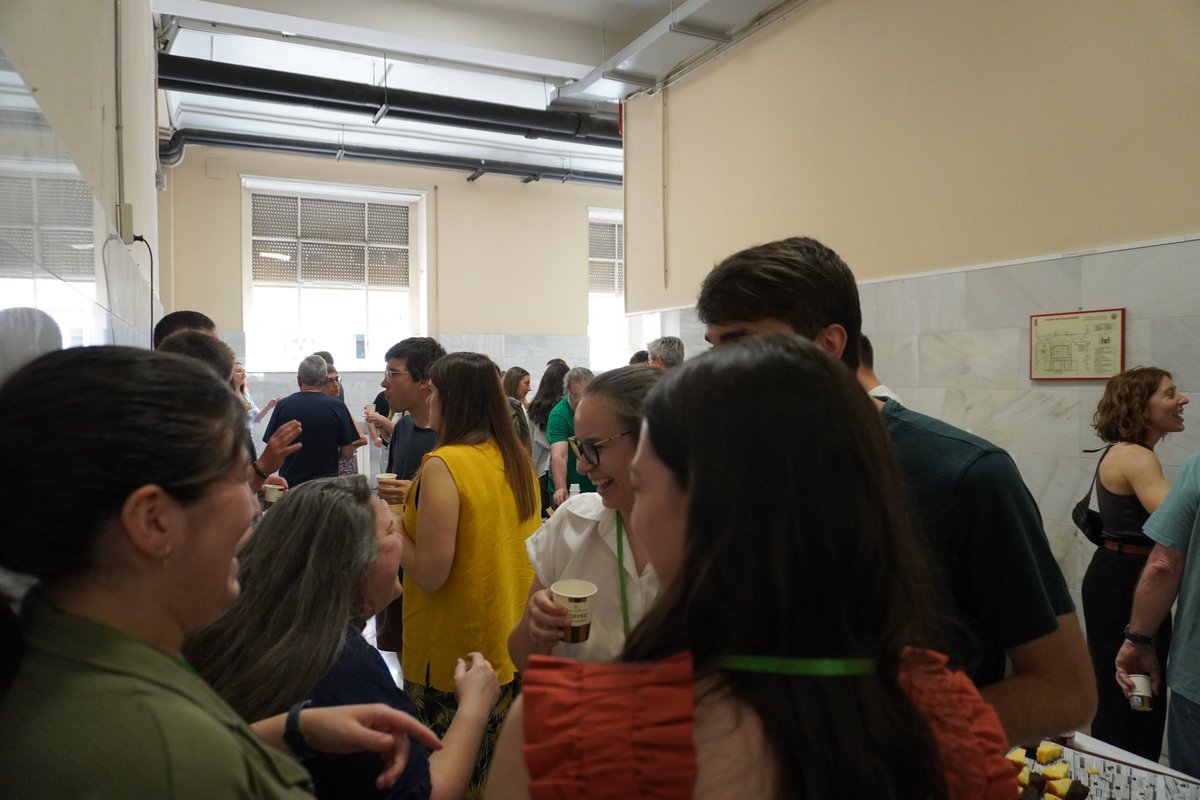 ISQCH's tweet photo. Enjoying the coffee break at the #IIISimposioISQCH
@CSIC @DPE_CSIC @unizar @EscuelaUz @Ciencias_Unizar @AragonCsic #IIISimposioISQCH @scharlabsl #BARlondon https://t.co/2hKTfu625p