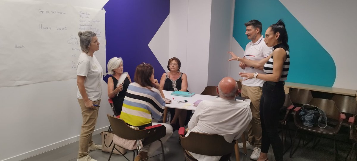 SeniorLab's tweet photo. 📺I si pensem en un programa de TV adreçat a la gent gran?

💡És un dels projectes d’innovació en el que treballarem en els pròxims mesos i volem saber la vostra opinió!
✅Quins continguts creieu que hauria d'incloure? Us llegim!

#SeniorLabReus #EnvellimentActiu #Reus #Catalunya https://t.co/tw6EHteGF7