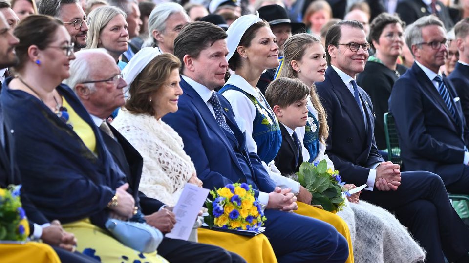 andreasostgote's tweet image. Glad att få stå värd för det officiella nationaldagsfirandet på Skansen igår. Jag fick tillfälle att berätta om att Stiftelsen Sveriges Nationaldag delar ut flaggor och fanor. Sedan 1918 har 60.000 flaggor och 7000 fanor delats ut. Föreningar m.fl kan ansöka.
Foto: C Bresciani/TT
