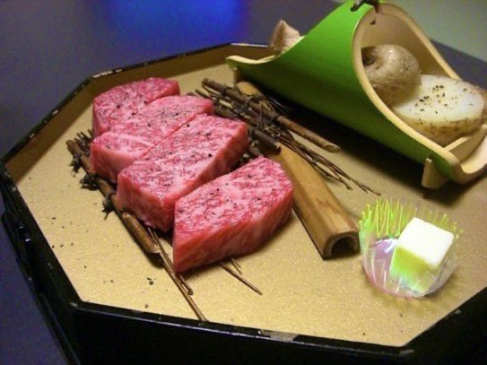 わたしが死ぬまでにもう一度泊まりたい旅館No.1。玄関をくぐった瞬間に心を奪われる美しい日本家屋。料理は超絶品、おもてなしは細部まで行き届き、施設も温泉も全てがハイクオリティ。露天風呂から眺める紅葉はまさに絶景。ここは、人生で一度は訪れるべき至高の宿

食の宿　四季館彩冬