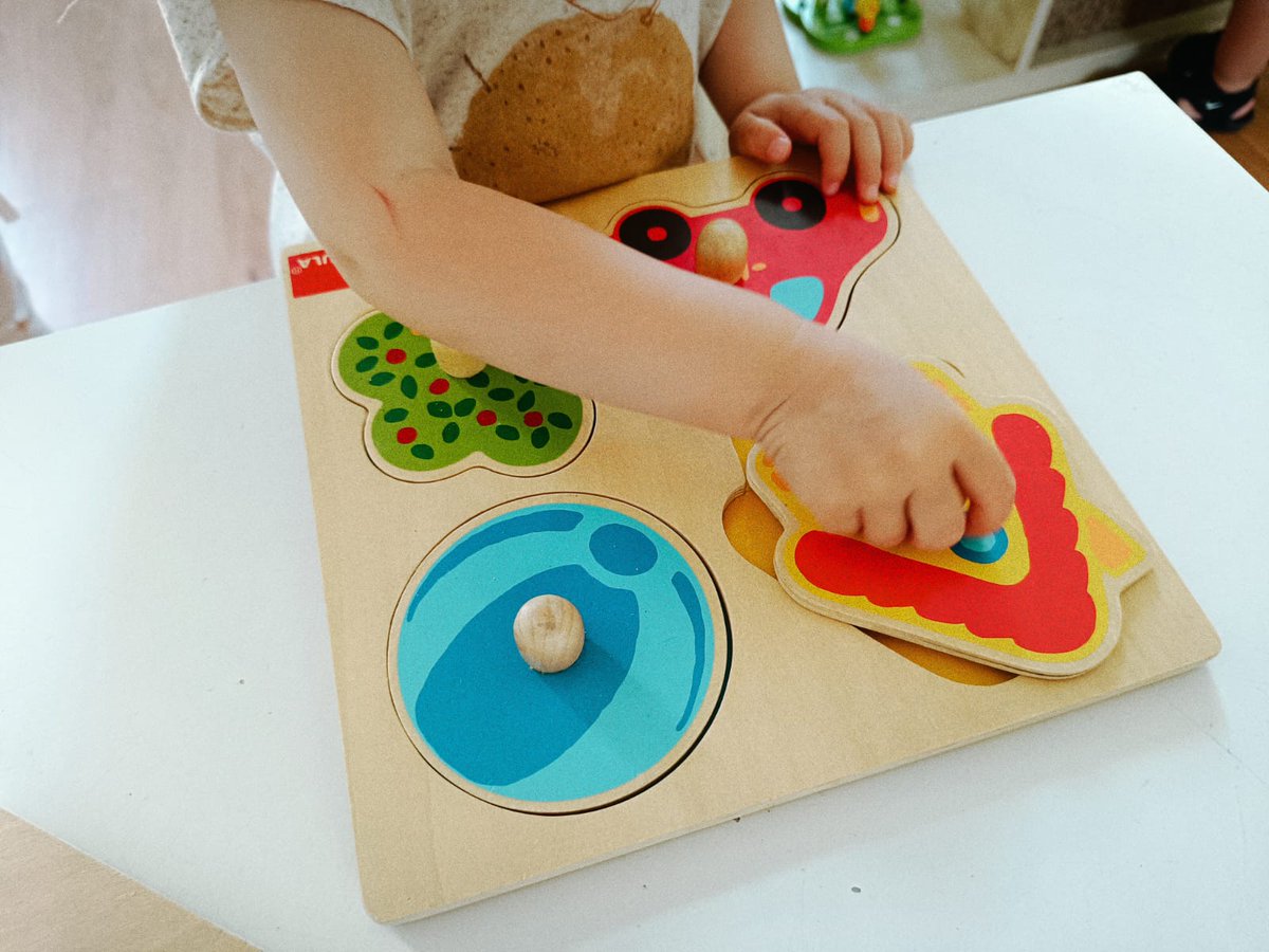 Mitjançant material específic treballem la psicomotricitat fina per tal de continuar desenvolupant  la coordinació oculomanual, la concentració.