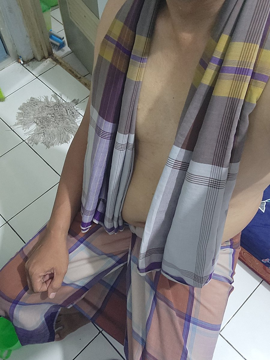 Jual koleksi sarung preloved. Buat yang berminat chat saja.