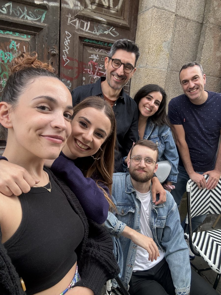 Bellezas en Compostela + señor con gafas.