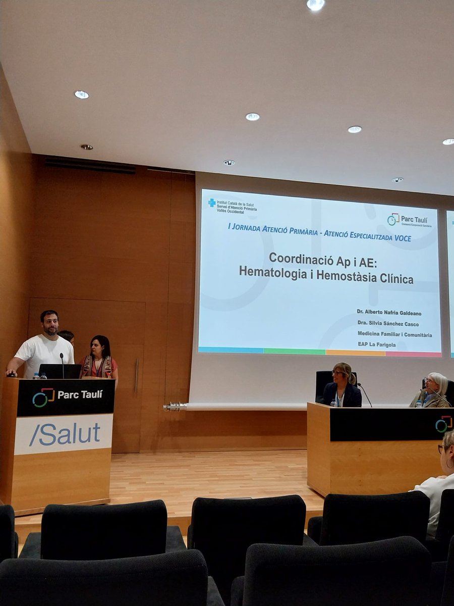 LuisEnfermATDOM's tweet photo. El Dr.Nafria metge del EAP #LaFarigola presenta la coordinació dels protocols d'hematologia i hemostasia amb l'atenció especialitzada en la I Jornada Atenció Primaria - Atenció Especialitzada VOCE 
@icscat @apicsmetronord @parctauli https://t.co/TMhpgiDxuq