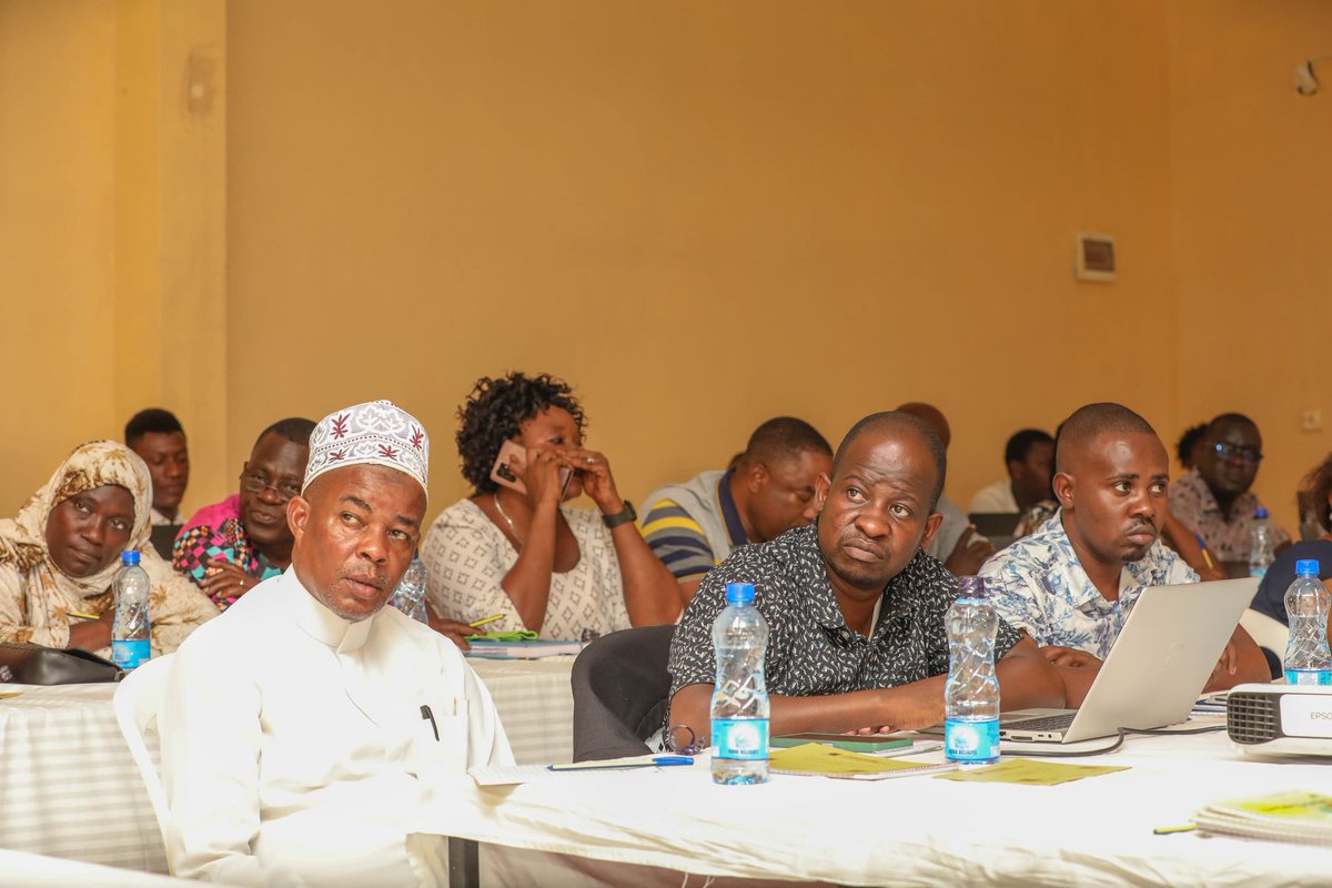 CSAishaJumwa's tweet photo. @PSCharlesHinga @WilliamsRuto What can Kenyans look forward to? 
To create employment, focus will be given to investment in 
Special Economic Zones,County Aggregation &amp; Industrial 
Parks;diversification of export markets &amp; market access of 
MSMEs goods and services
#4thmediumtermplan
@PSCharlesHinga
5/7 https://t.co/1sD9JHcHoD