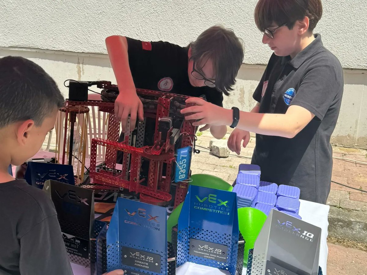 sislimem's tweet photo. Hayat Boyu Öğrenme Haftası Etkinlikleri kapsamında Şişli Bilsem tarafından kurulan Prodüksiyon, Eğlenceli Bilim, Sanal Gerçeklik, Sanat ve Tasarım, Robotik Kodlama, Sokak Oyunları ve Akıl Zeka Oyunları Atölyelerinde öğrencilerimiz eğlenceli vakit geçirdiler. https://t.co/ps19otbHE0