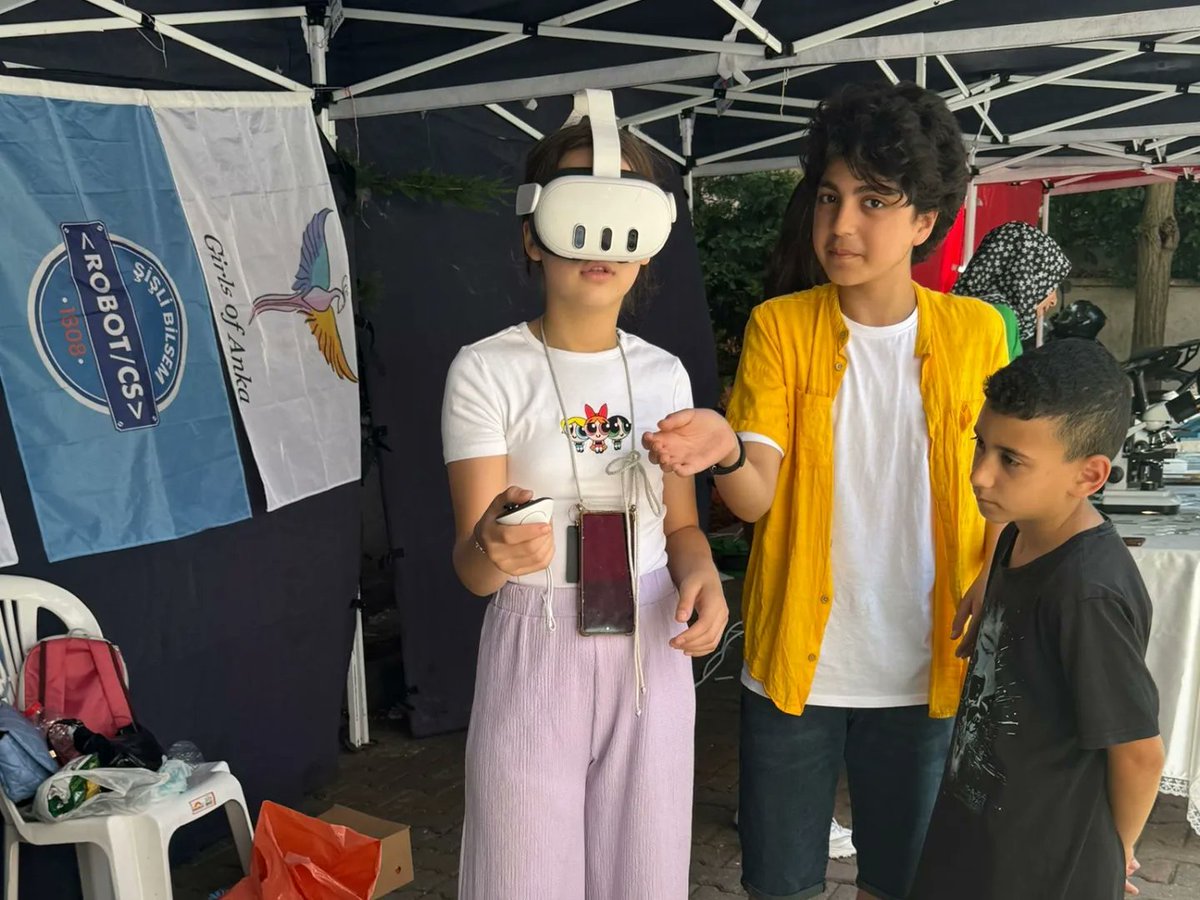 sislimem's tweet photo. Hayat Boyu Öğrenme Haftası Etkinlikleri kapsamında Şişli Bilsem tarafından kurulan Prodüksiyon, Eğlenceli Bilim, Sanal Gerçeklik, Sanat ve Tasarım, Robotik Kodlama, Sokak Oyunları ve Akıl Zeka Oyunları Atölyelerinde öğrencilerimiz eğlenceli vakit geçirdiler. https://t.co/ps19otbHE0