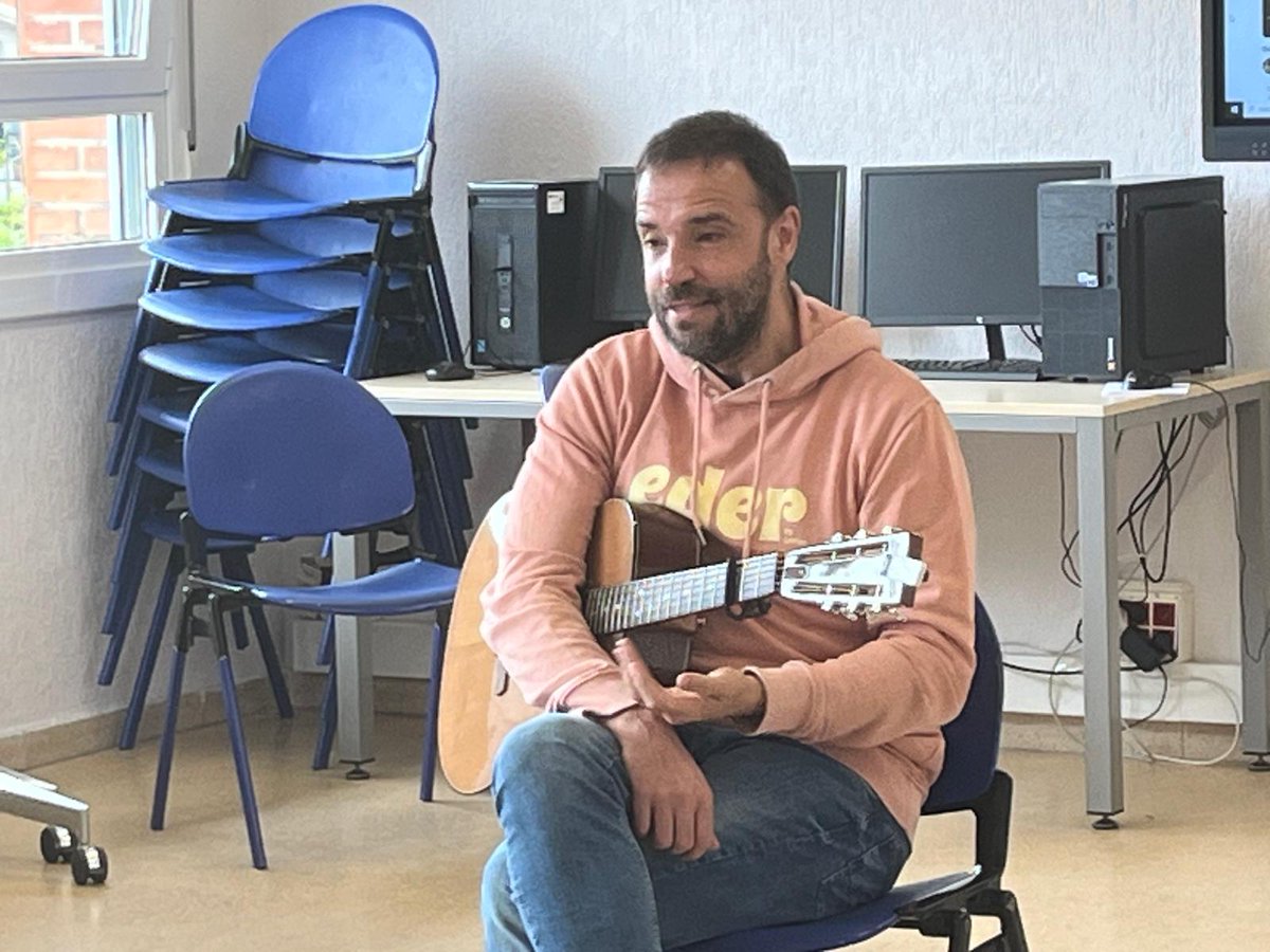 Gaur eskolan <a href="/ikerlauroba/">iker Lauroba</a> artista izan dugu “Musikariak Ikastetxean” programaren barruan. Musikan nola hasi zen azaltzeaz gain, bere ibilbide oparoaz ere hitz egin digu: Lauroba taldean, bakarlari, Izarorekin… 
Hizketaldia bere musikaz eta abestiez osatu  du. Ederra izan da!