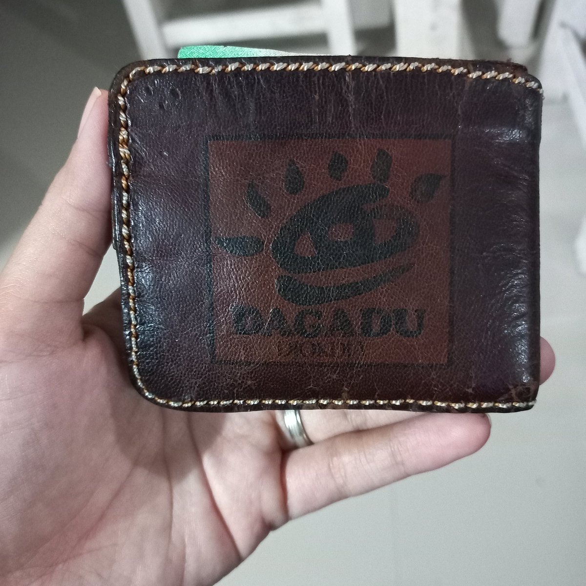 Giacinta12's tweet photo. @Widino Punyaku warna ungu yg model begitu. Yg bahan kulit masih kepake sampe sekarang 🤣🤣 https://t.co/HqosxzvauW