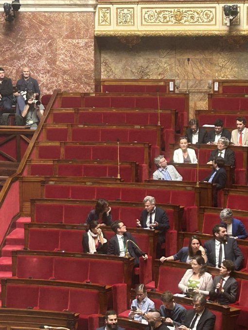 #Honteabsolue pour les députés #LFI + leur présidente  #MathildePanot qui ont boycotté la venue de #Zelensky à l'#AssembléeNationale Ils refusent ainsi 1 geste de solidarité élémentaire envers 1 pays agressé par #Poutine et poursuivent leur forfaiture voir memorial98.org/2024/02/contre…