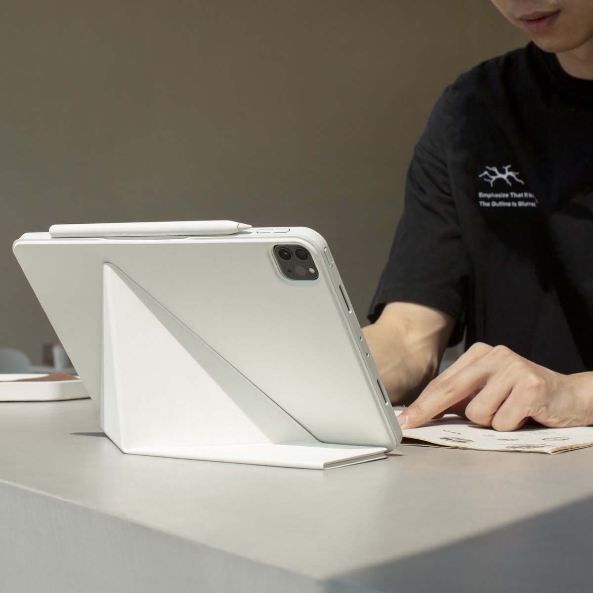 PitakaGallery's tweet photo. Take your work to the next level. Standing modes switching of the Mage EZ folio 2  empower you to better handle work tasks.

.
#pitaka #AppleiPadPRO #iPadProM4 #ipadcase #iPadPro2024 #iPadAir2024 #foliocase https://t.co/ZIKcaC6sBi