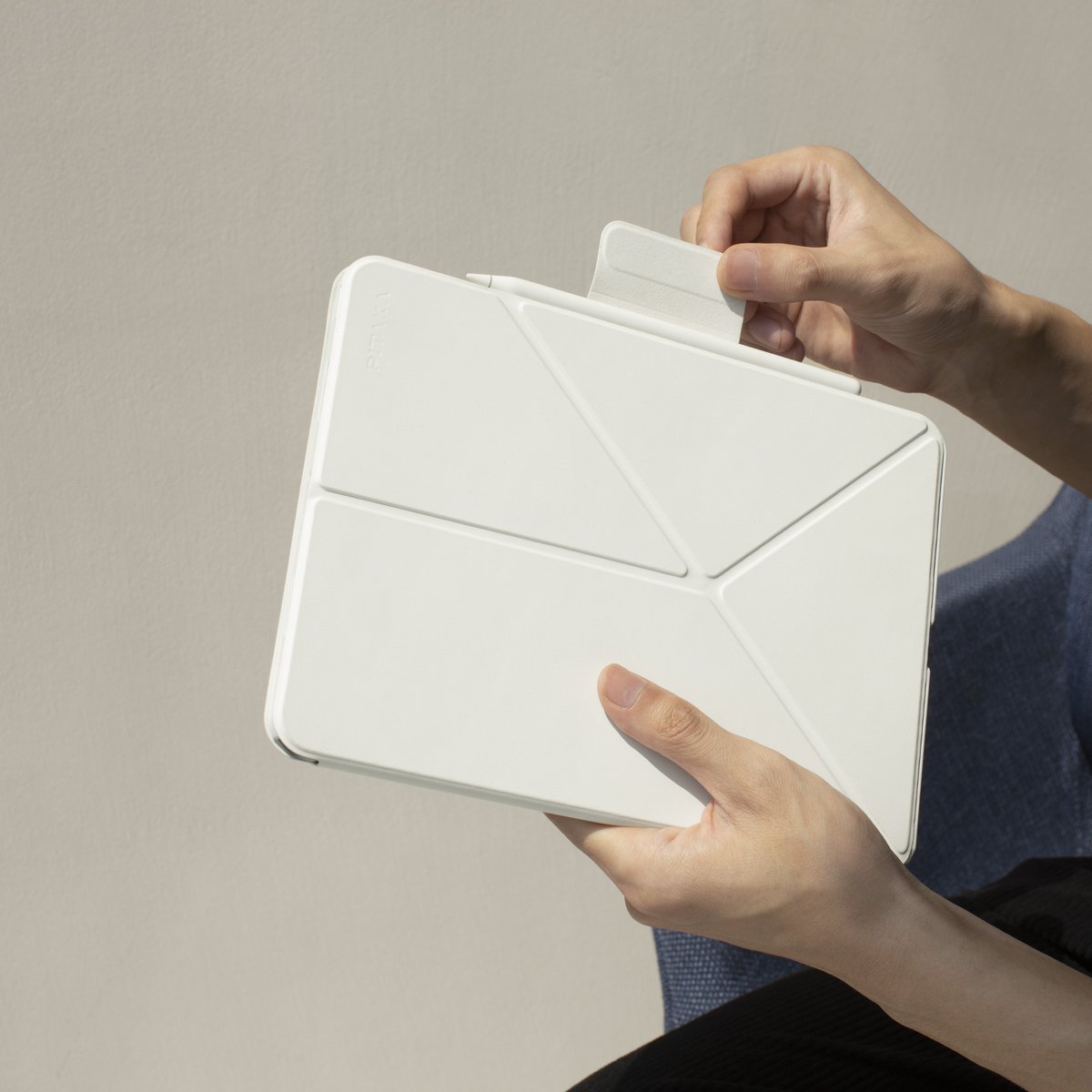 PitakaGallery's tweet photo. Take your work to the next level. Standing modes switching of the Mage EZ folio 2  empower you to better handle work tasks.

.
#pitaka #AppleiPadPRO #iPadProM4 #ipadcase #iPadPro2024 #iPadAir2024 #foliocase https://t.co/ZIKcaC6sBi