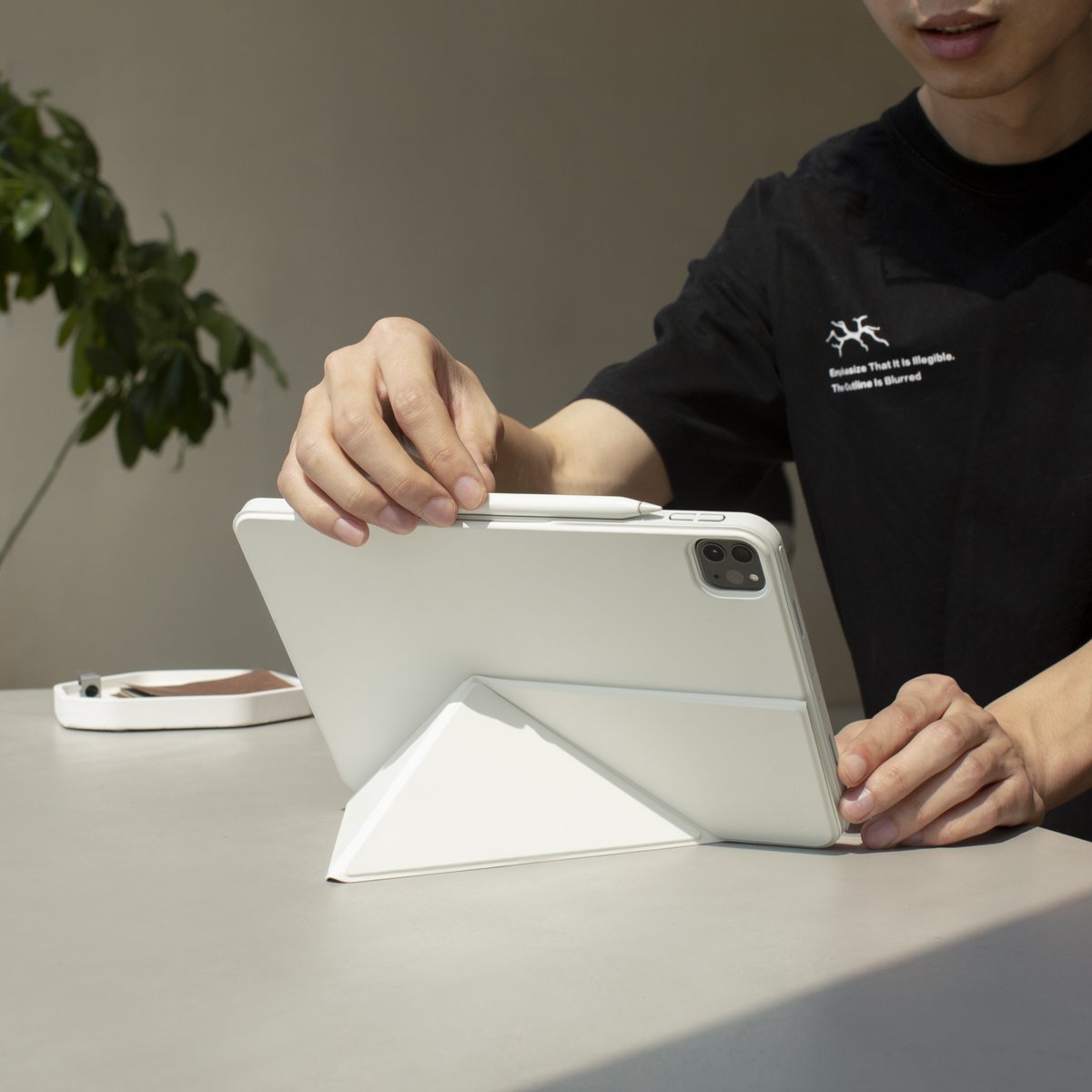 PitakaGallery's tweet photo. Take your work to the next level. Standing modes switching of the Mage EZ folio 2  empower you to better handle work tasks.

.
#pitaka #AppleiPadPRO #iPadProM4 #ipadcase #iPadPro2024 #iPadAir2024 #foliocase https://t.co/ZIKcaC6sBi