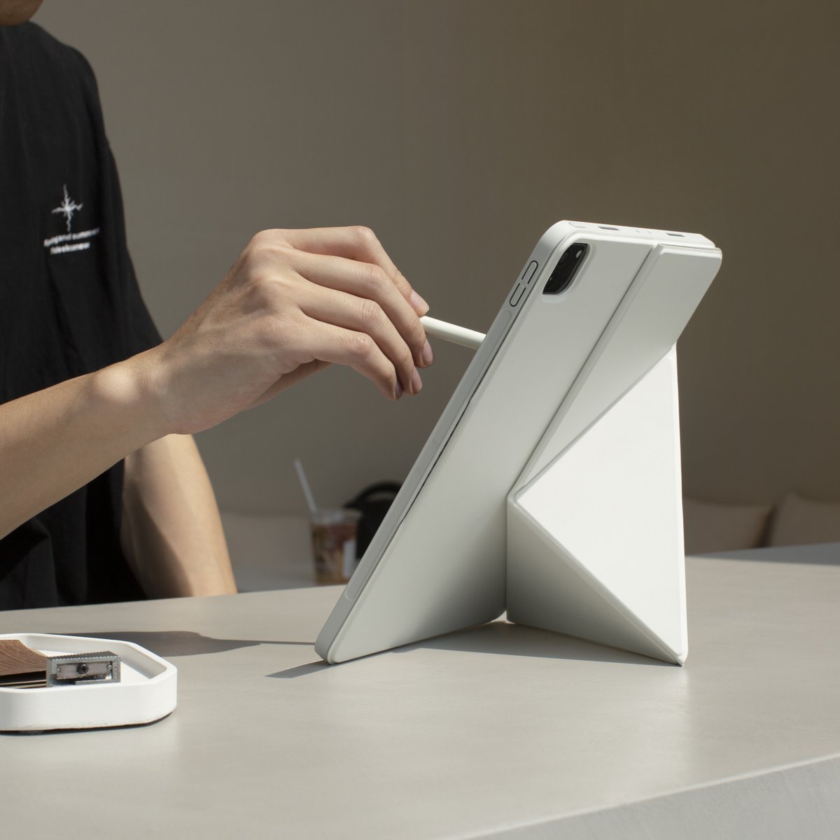 PitakaGallery's tweet photo. Take your work to the next level. Standing modes switching of the Mage EZ folio 2  empower you to better handle work tasks.

.
#pitaka #AppleiPadPRO #iPadProM4 #ipadcase #iPadPro2024 #iPadAir2024 #foliocase https://t.co/ZIKcaC6sBi