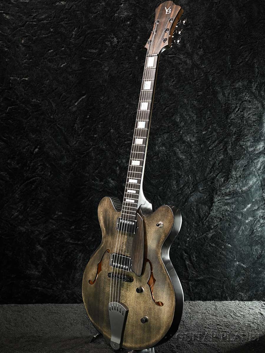 electric_gp's tweet photo. 【セミアコ/フルアコ&amp;ジャズギターフロア】

＜新着入荷＞
Victor Baker Model 35 -Black Smoke Stain-【2.6kg】
https://t.co/flfrtSWuHm

当店の拘りが詰まったカスタムオーダー品が
待望の入荷！

ルックス、サウンド共に満足度の高い一本に
仕上がりました。

#GP #GuitarPlanet #Jazzbox #Jazz https://t.co/xBD22QaqH5