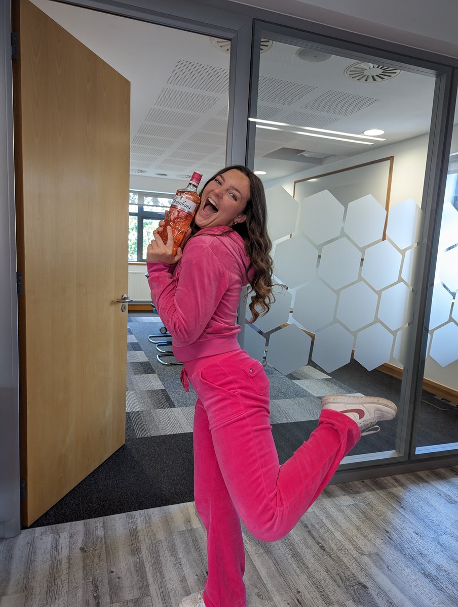 CHNfinancial's tweet photo. Wednesday was a fun day for CHN as we splashed the pink for @CandlelightersT Pink It Up campaign! 💕

#PINKITUP #Charity #OnWednesdaysWeWearPink https://t.co/K3kV1N8fSq