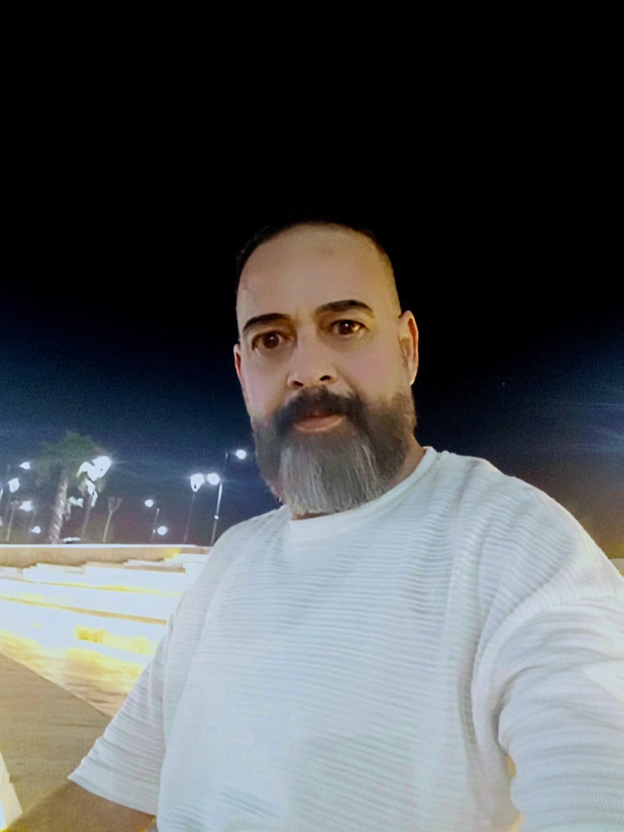 دخلت الاربعين وعبرت المنتصف
بشموخ 
وأقول لبياض شعري
 ما أجملك من وقار
مازالت الدنيا بين
تجارب ودروس واخطار
وخلاصها في داران
الاول اوشك على الانتهاء
والثاني نترقب بالانتظار
✍️