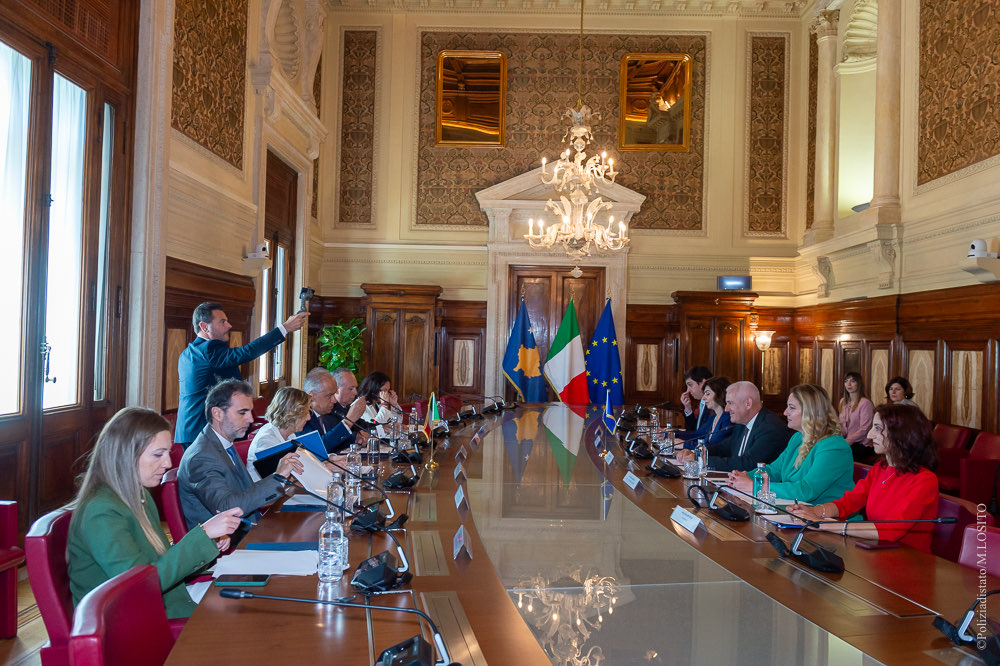 Minister Sveçla was welcomed by fellow Minister Matteo Piantedosi (MIA Italy <a href="/Viminale/">Il Viminale</a>) in Rome. Increasing Police Force cooperation of both countries in the fight against organized crime &amp; other illegal activities were discussed 🇽🇰🇮🇹 Full statement: tinyurl.com/yya6u8e6