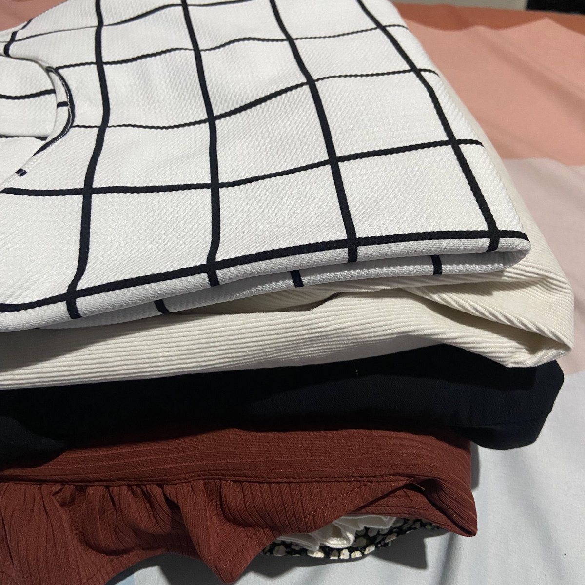 yeolsagi's tweet photo. halooo, aku mau preloved baju-bajuku! ada dress, rok, atasan, blazer, dan jaket. ini pemakaian pribadi yaa mostly ld 100, tapi ada beberapa juga yg size lebih kecil. harganya murce ajaa start 15k ♪(๑ᴖ◡ᴖ๑)♪

bisa via 🍊
📍shipping dari bandung https://t.co/dMrHLBhuH4