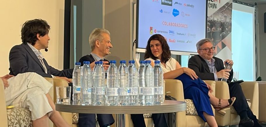 _ASTIC's tweet photo. “Quien está y comparte tiene un beneficio que quien no está y no comparte no obtiene” 🗂️Laura Flores @lauraffflor Dtra Desarrollo Negocio y Nuevas Tecnologías en @SEGITTUR, en la mesa de La importancia de los datos como herramienta para la digitalización #ASTICNet #asticnet2024 https://t.co/yiUJuFZQHw