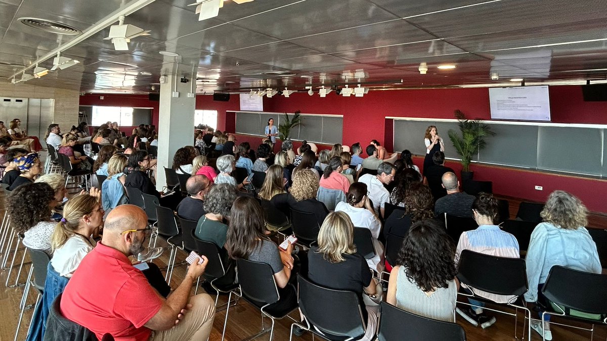primariaicscat's tweet photo. Al Vacu-quizz de la #JornadaVacunesAPBCN avaluem què saben els i les professionals de vaccins. Plantegem preguntes sobre situacions reals a consulta i justifiquem la resposta.
Dirigit per les infermeres Blanca Camallonga (#CAPRoger) i Sílvia Bernárdez (pediatria del #CAPMaragall) https://t.co/Bv4tj25QH3