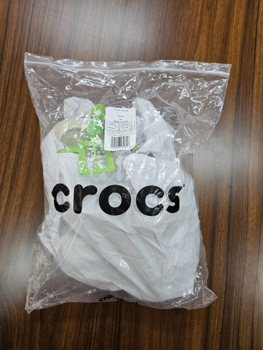 tyodeh's tweet photo. WTS: Sandal Crocs type crush.
Warna BONE. 
Size W5 US / W3 UK / 34-35 EUR.
Made in Vietnam.
beli di Singapore.
NEW! belum pernah pakai.
Tag masih belum dilepas.
alasan jual: salah beli.
Lokasi: Surabaya. 

#crocs #crocsindonesia #crushsandal #crocssandal https://t.co/ISqsLojDFj