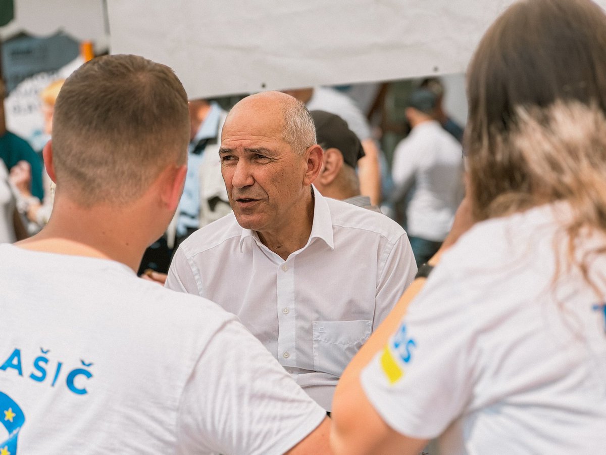 ZalaCTomasic's tweet photo. Prvi utrinki z naše zadnje mobilne kavarne 💛💙 Pridružili se nam je tudi predsednik SDS @JJansaSDS! 💪

📺 Spremljate nas lahko tudi preko prenosa v živo: https://t.co/pIL44gXDlS https://t.co/LtEVejWxQ2