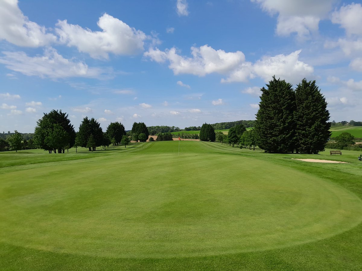 ToftGolfClub's tweet photo. We are delighted to welcome Bourne Town FC today for their annual charity golf day. Play well all! ⛳️⚽️

The course isn't looking too bad either by the way 😎☀️👀

#toftgolfclub #SummerGolf #golfday #bournetownfc #charity #fungolf https://t.co/q1cieanYRb