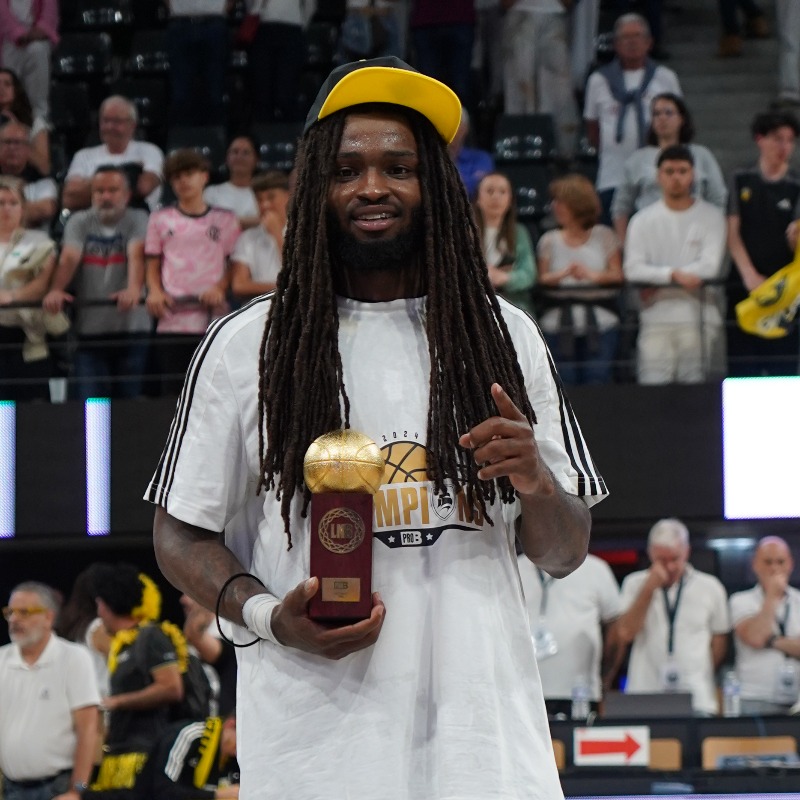 SR_Rupella's tweet photo. 🏆 || MVP de la saison régulière, MVP des finales... On ne le présente plus : Mister Tray Buchanan !

Well done Champ ! 🤘🏻

#FinalesProB | #FievreSR
